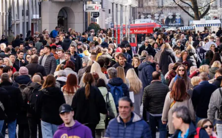 Germany's population falls by 100,000 as migration drops