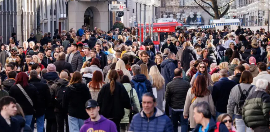 Germany's population falls by 100,000 as migration drops