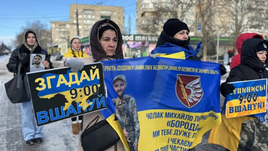 Mykolaiv residents hold minute of silence to honor fallen soldiers