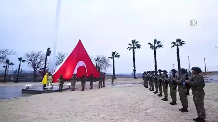 Giant Turkish flag raised on Nusaybin-Qamishli border line