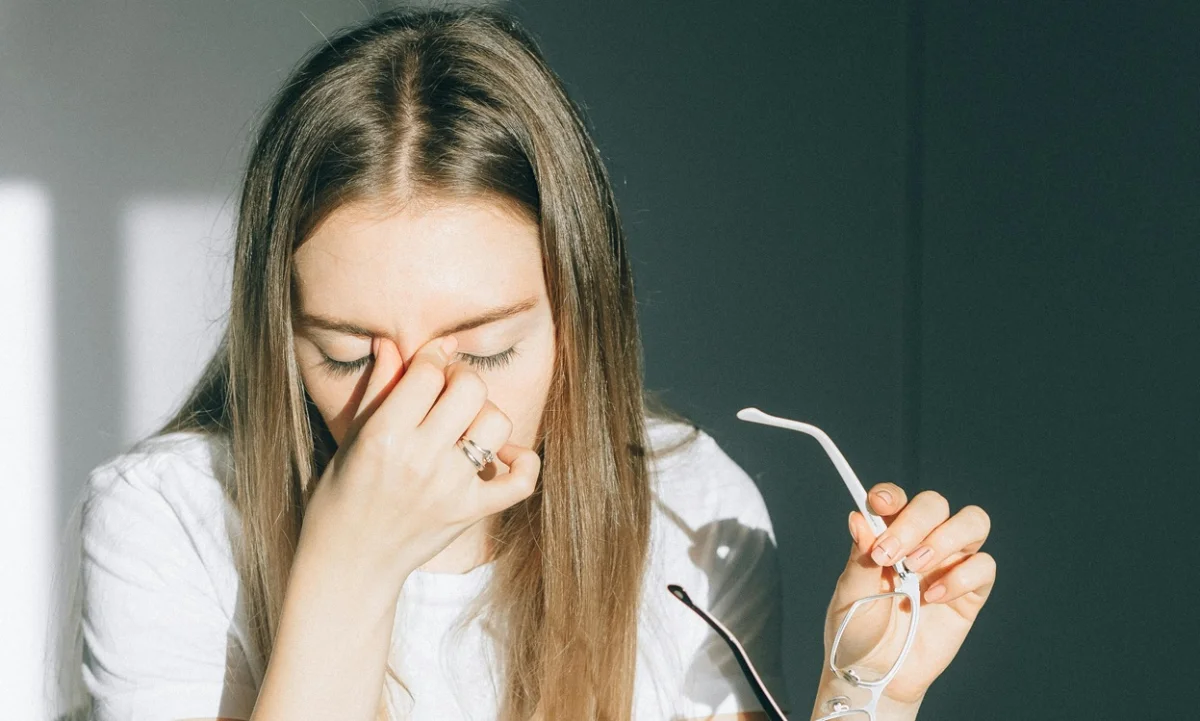Eye rubbing habit may threaten vision over time