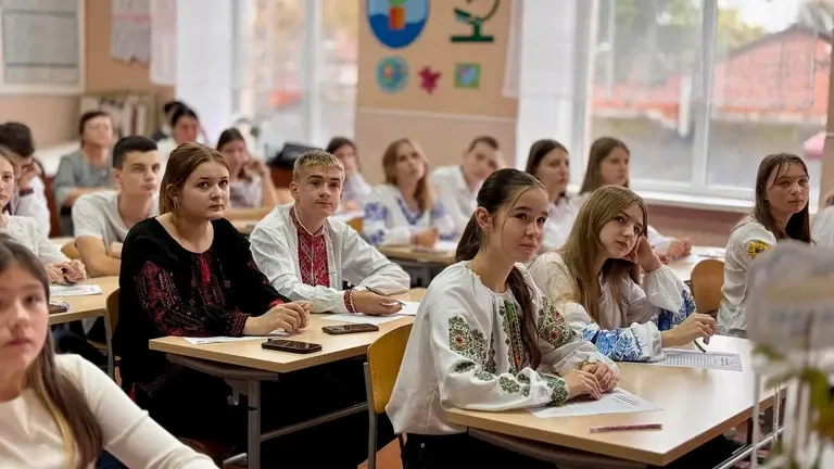 Ukraine's wartime schools: Mykolaiv trains workers for future recovery