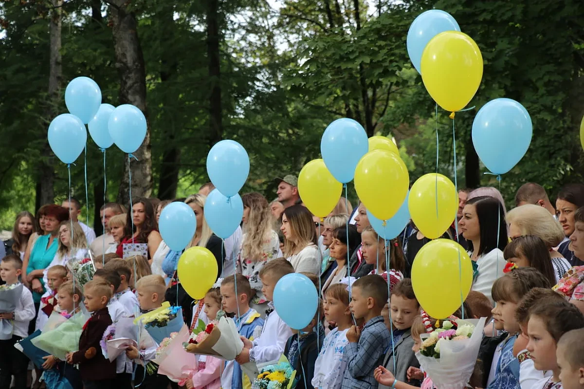 Gold jewelry for teachers sparks debate in Ukraine as salaries rise
