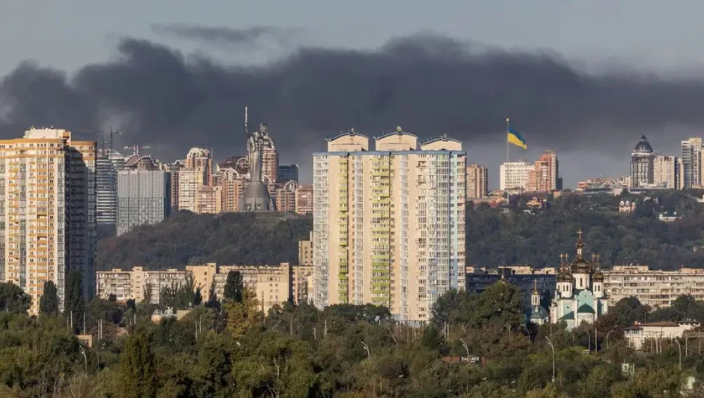 Russia strikes Kyiv all day: Drone hits apartment, warehouse burns