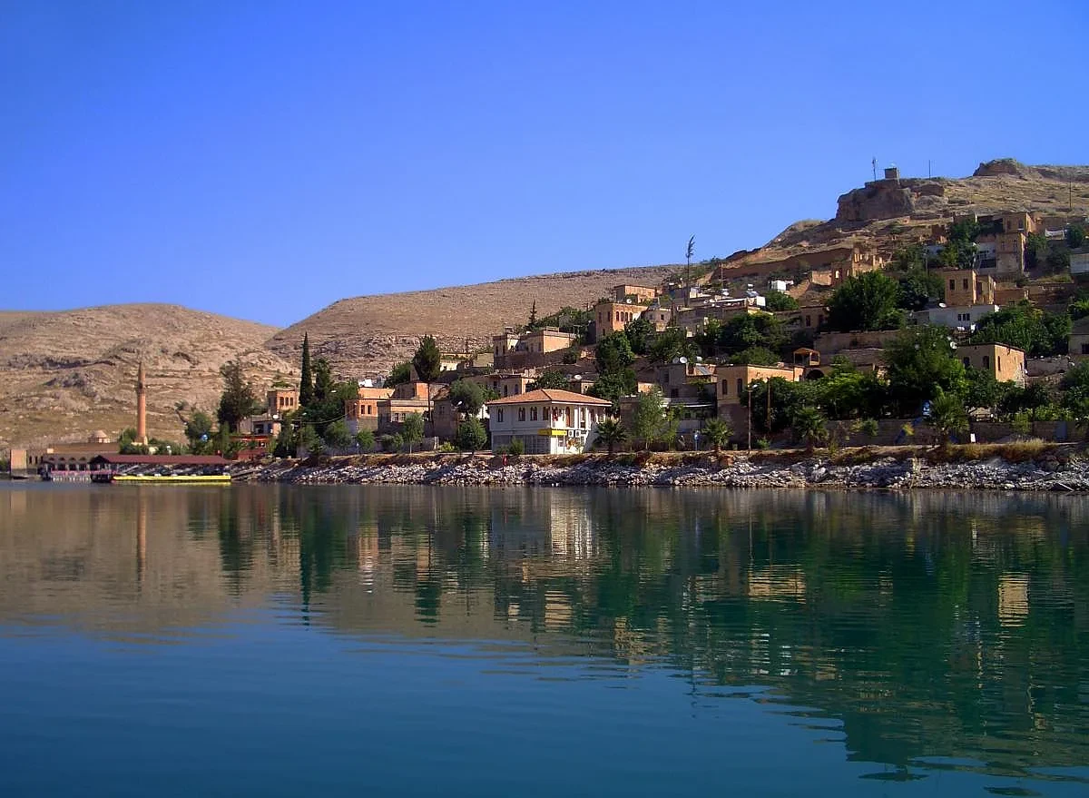 Halfeti draws visitors with sunken city, black roses and Rumkale route