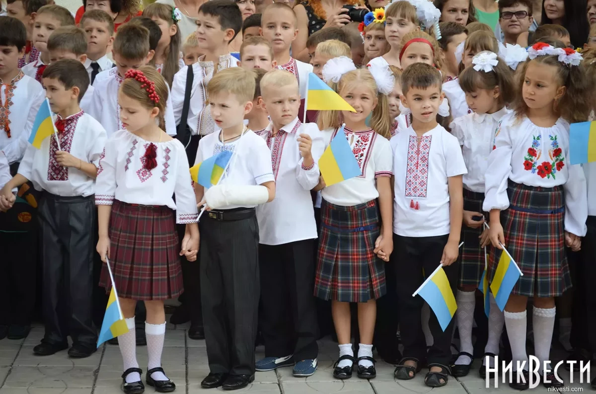 Ukraine’s wartime schools: Mykolaiv keeps children connected to class