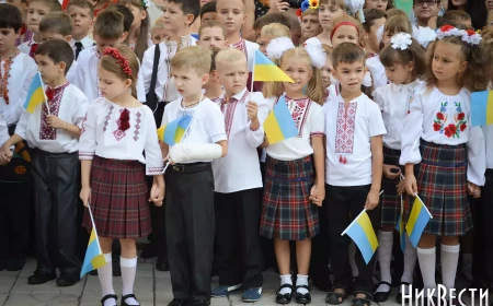 Ukraine’s wartime schools: Mykolaiv keeps children connected to class