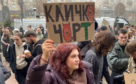 Around 400 rally in Kyiv demanding Mayor Vitali Klitschko’s resignation